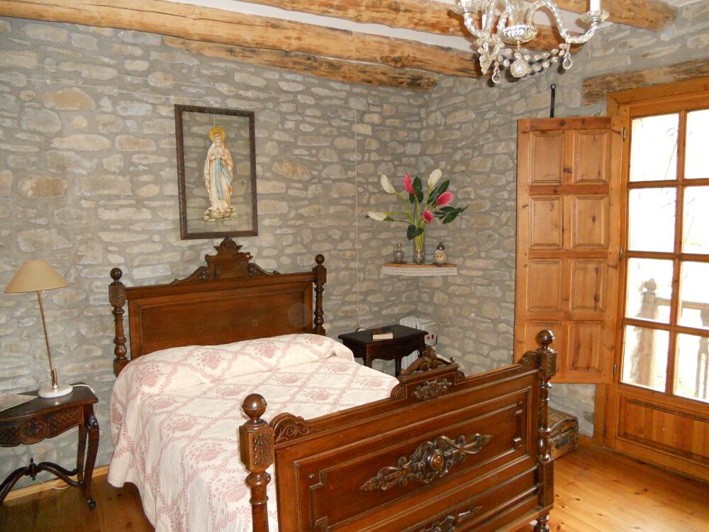 Dormitorio de la planta baja con cama de matrimonio 
