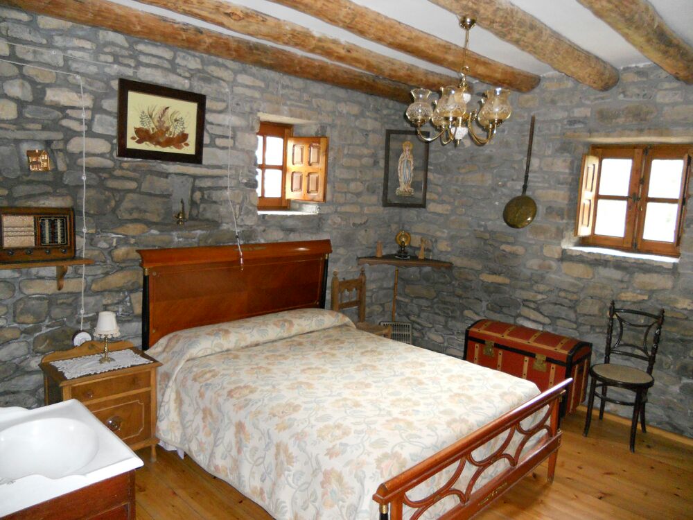 Dormitorio de la planta baja con cama de matrimonio 