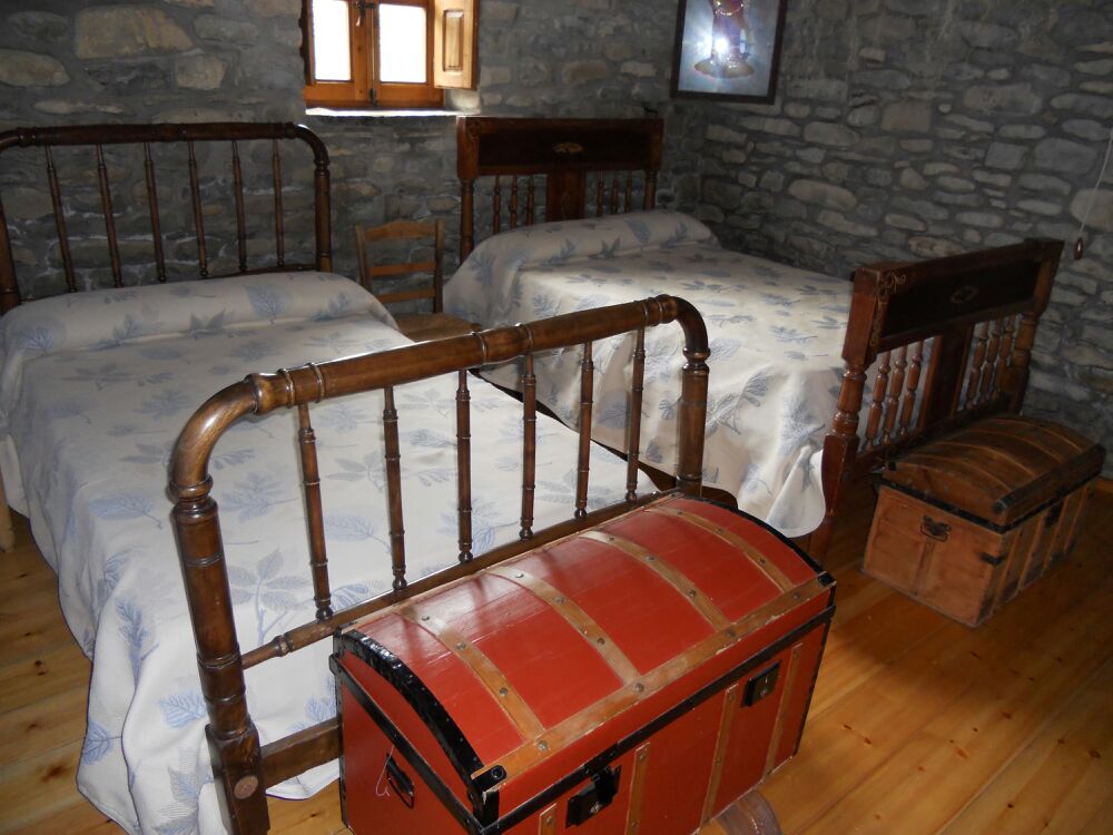 dormitorio con dos camas individuales en la planta baja